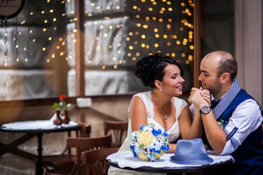 Masadaki şık çift