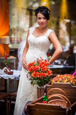 Gelin, esmer, çiçekler