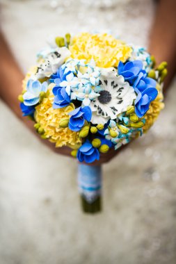 Düğün buketi ellerinde.