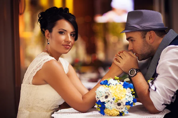 Brudgummen kyssar brudens händer — Stockfoto