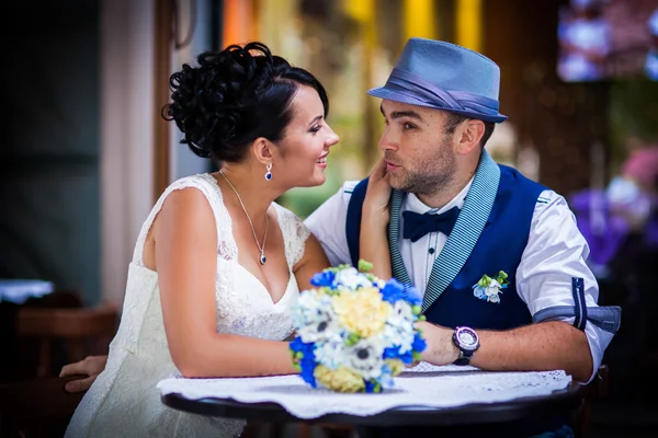 restoranda, güzel çift şapka