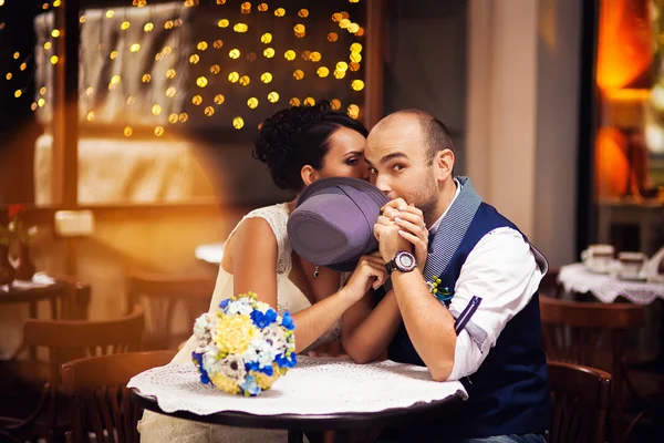 restoranda, güzel çift şapka