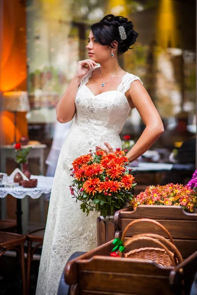 Gelin, esmer, çiçekler