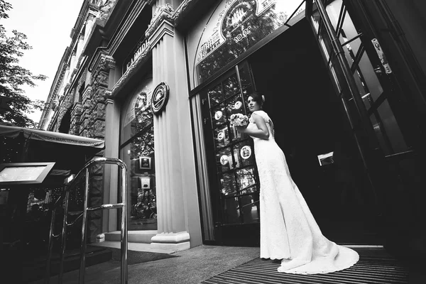 Şık gelin siyah ve beyaz