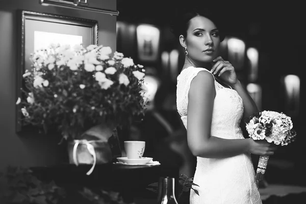 黒と白のスタイリッシュな花嫁 — ストック写真