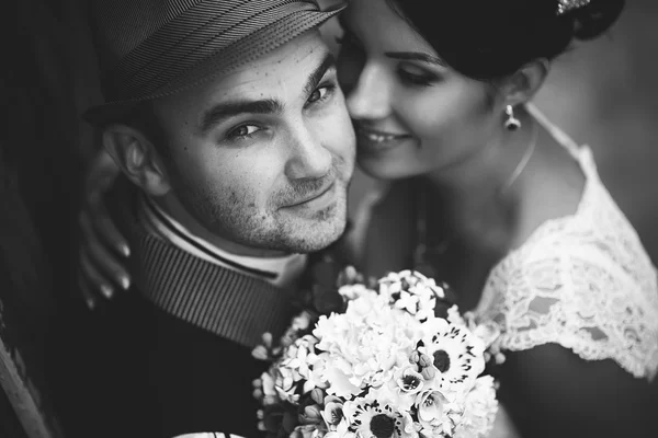 Шляпа, свадьба, поцелуй — стоковое фото