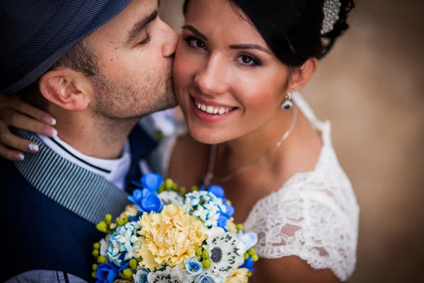 Kapelusz, ślub, pocałunek — Zdjęcie stockowe