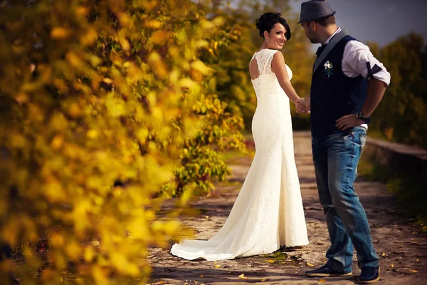 秋の結婚式、新郎、新婦 — ストック写真