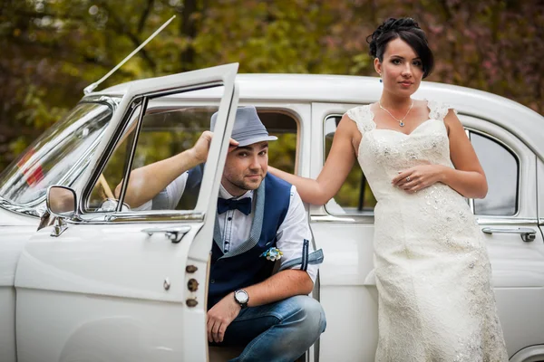 Arabada bir çift var.