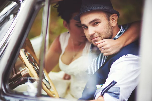 Groom and bride in car — Stock Photo, Image