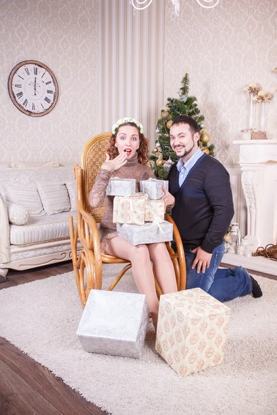 Muž dává dárky těhotná — Stock fotografie