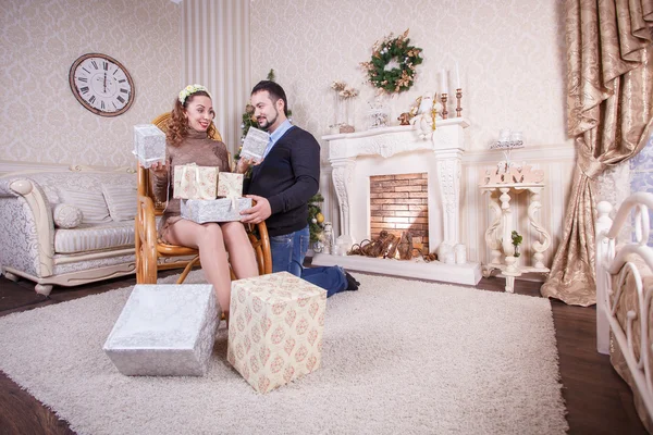 Homme donne des cadeaux pour la nouvelle année — Photo