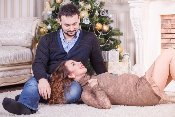 Pregnant couple sitting on the floor — Stock Photo, Image