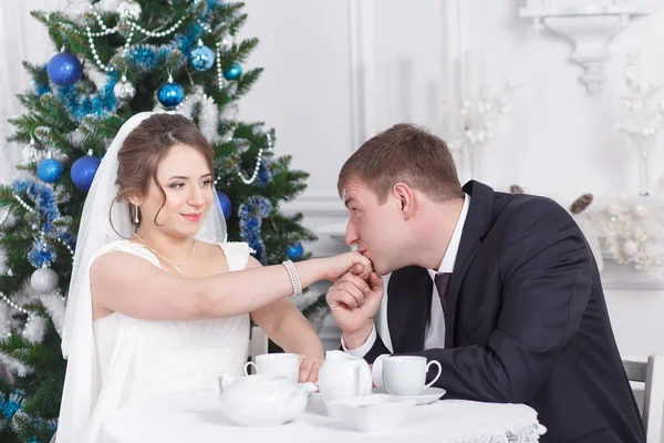 Novia y novio en la mesa — Foto de Stock