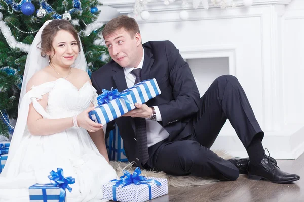 Sposo dà regali — Foto Stock
