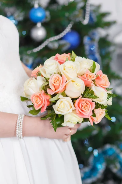 Wedding bouquet in hands — Stock Photo, Image