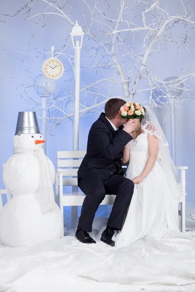 The bride and groom sit on the bench — Stock Photo, Image