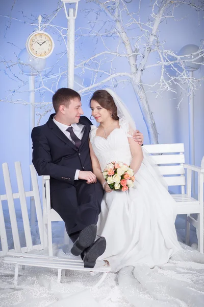 The bride and groom sit on the bench — Stock Photo, Image