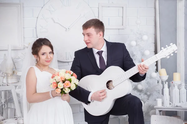 The groom, the bride, guitar — Stock Photo, Image