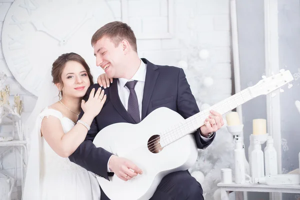 Brudgommen synger for bruden. – stockfoto