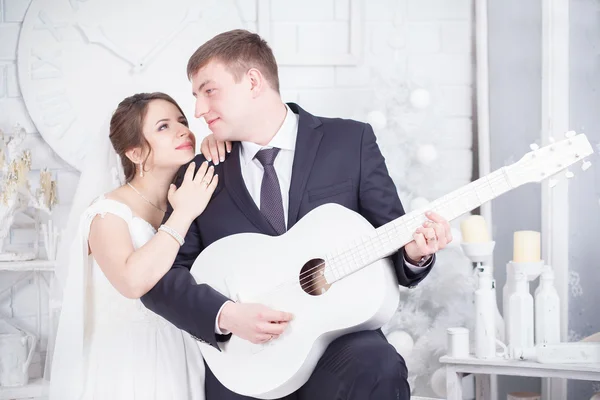 The groom, the bride, guitar — Stock Photo, Image