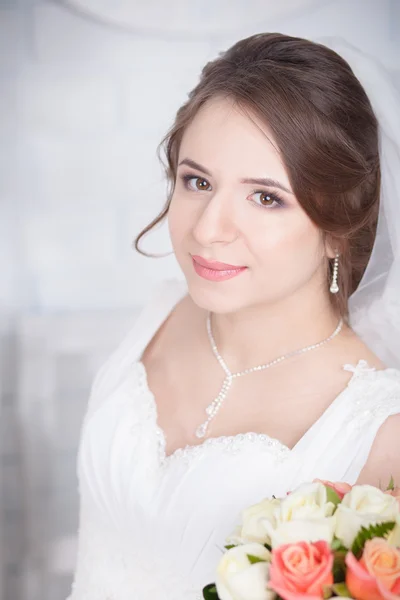 花束を持つ花嫁の肖像画 — ストック写真