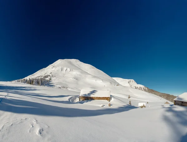 Chata v horách, slunečno — Stock fotografie