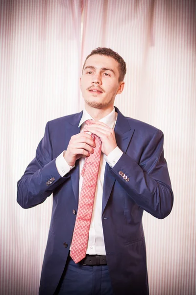 A man adjusts his tie — Stock Photo, Image