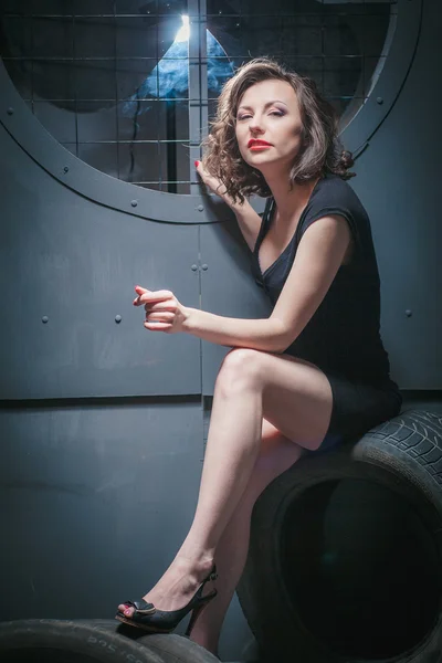 Kvinnan studio porträtt bild av en svart klänning — Stockfoto