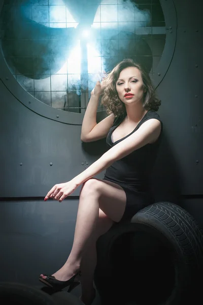 Vacker kvinna rök studio svart bakgrund — Stockfoto