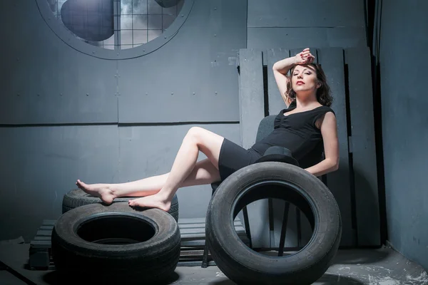 Mujer estudio retrato imagen de un vestido negro — Foto de Stock