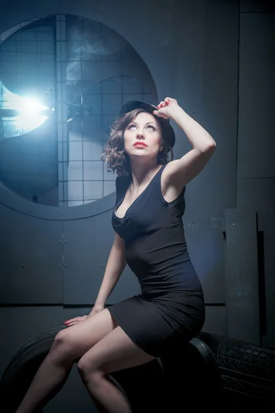 Bir siyah şapka oturma giyen kadın — Stok fotoğraf