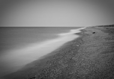 Sahil siyah ve beyaz