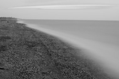 Sahil siyah ve beyaz