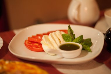 mozzarella salatası