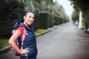 sokakta bir sırt çantası ile kız