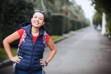 sokakta bir sırt çantası ile kız