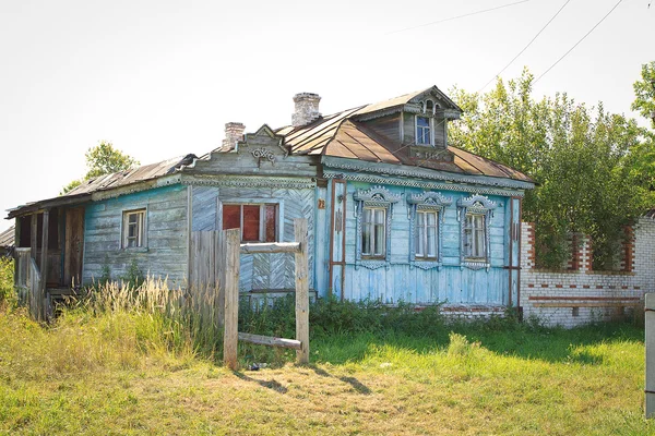 Antigua casa rural en Rusia — Foto de Stock
