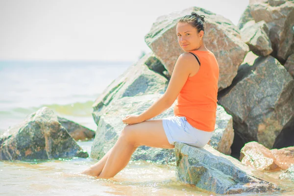 Mujer cerca del mar — Foto de Stock