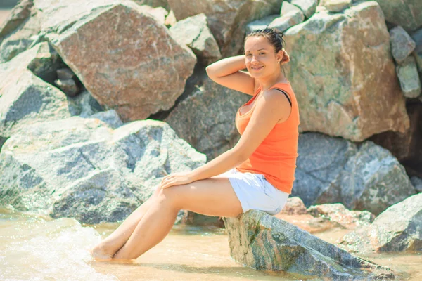 Mujer cerca del mar — Foto de Stock