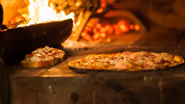 Pizza en estufa vieja — Foto de Stock