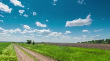 toprak yol alan, yeşil çimen, bulutlar