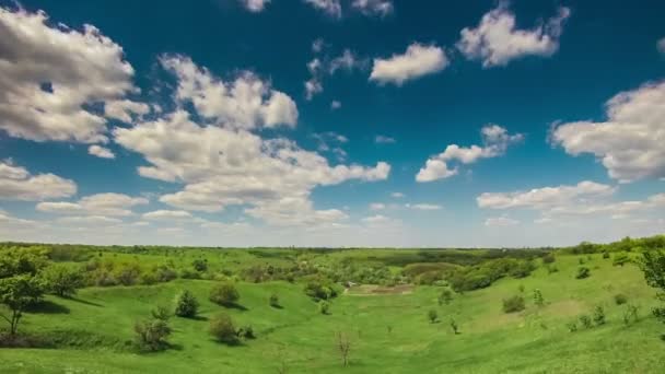 Talwetter mit Wolken — Stockvideo