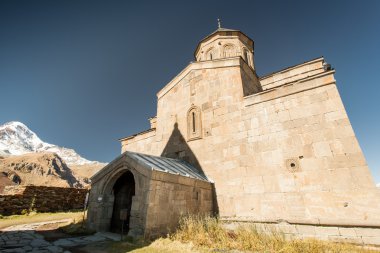 Kilise Gürcistan dağlarda