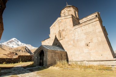 Kilise Gürcistan dağlarda