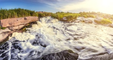 Hızlı Nehri kıyısında