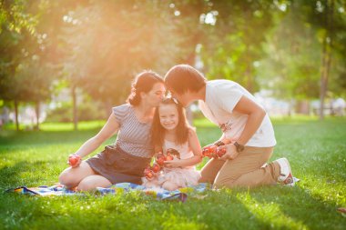Anne ve baba öpüşme kızı