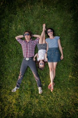 çimenlerin üzerinde genç aile