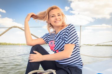 Güvertede seksi kız