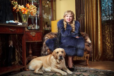 bir sandalye ile bir köpek kadın